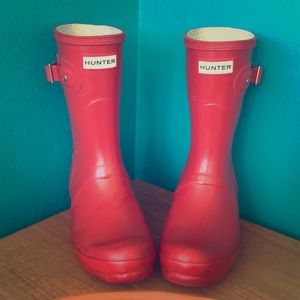 Hunter ☔️ Boots. Short. Red. Adorable 🌈.
